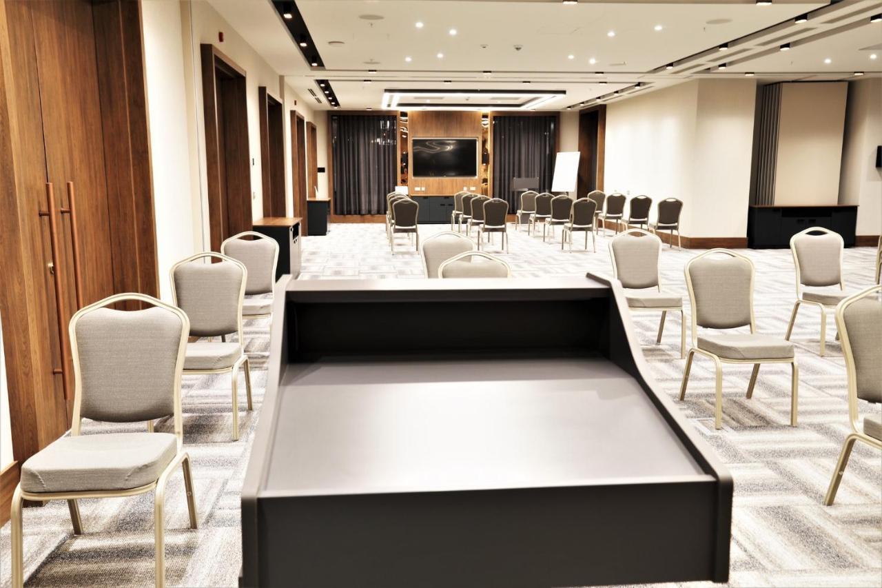 Limak Skopje Luxury Hotel Extérieur photo A stage in a meeting room