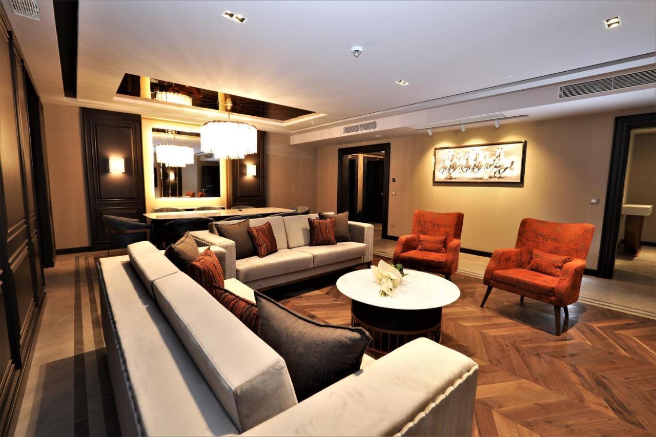 Limak Skopje Luxury Hotel Extérieur photo The interior of the club lounge at the airport