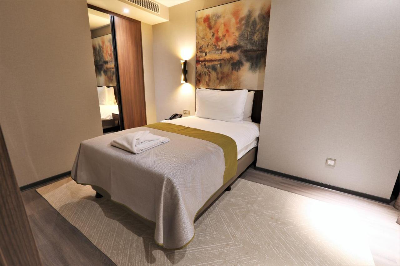 Limak Skopje Luxury Hotel Extérieur photo A bedroom in a hotel